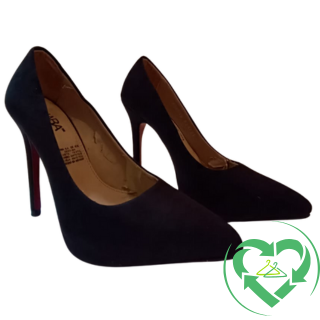 👠Tacones negros de punta suela roja: el poder de lo clásico, con la actitud del ahora.