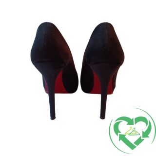 👠 Tacones negros de punta suela roja: el poder de lo clásico, con la actitud del ahora.