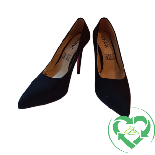 👠 Tacones negros de punta suela roja: el poder de lo clásico, con la actitud del ahora.